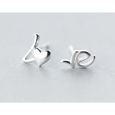 Mode Zilverkleurige LOVE Letter Asymmetrie Stud Oorbellen Voor Vrouwen Elegante Dame Voorkom Allergie Brincos Pendientes A102 white