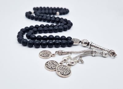 Handgemaakte tesbih "Tasbih" natuursteen "Mat zwart onyx" - Aantal kralen 99 - Diameter kralen 8MM - met metaal tassel "Qul aeuidh biallah" - Een mooi cadeau-idee
