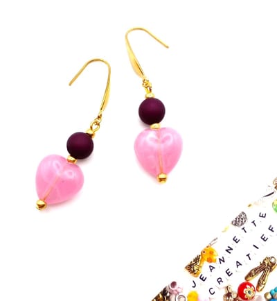 Jeannette-Creatief® - Resin - Oorbellen Roze Hartjes - Plum - Aubergine - Pruim - Poederroze - Powderpink - Roze Oorbellen - Oorbellen - Oorbellen met Acrylkralen - Trendy Oorbellen - Valentijn - Valentijn - Moederdag