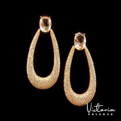 Victoria Valenza Saint-Tropez Luxe Oorbellen Dames Messing Oorhangers Dames Oorringen Witte Steen Oorbellen - Goud kleurig - 1 Paar