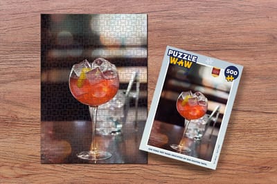 Puzzel Gin tonic met rode vruchten op een houten tafel - Legpuzzel - Puzzel 500 stukjes