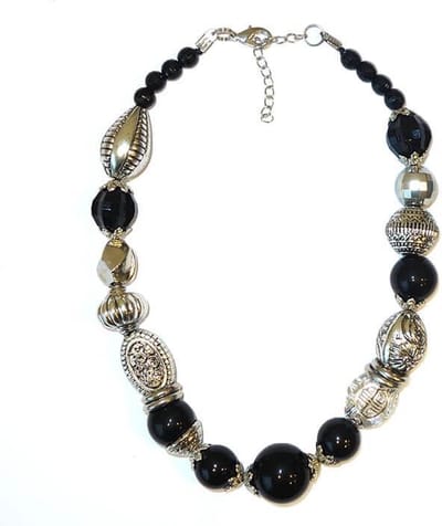 Korte Ketting met Zwarte en Zilveren Kralen