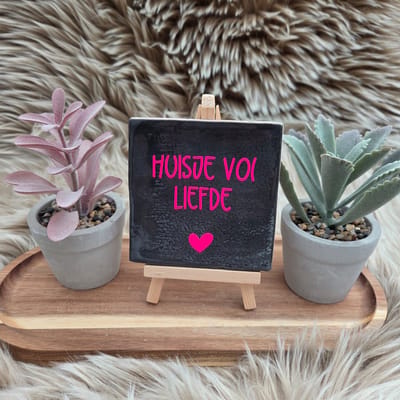 Robuust Wenstegeltje – Huisje vol liefde – Hip trendy tegeltje – 10x10 cm – Leuk Cadeau voor Vriendin, Zus, Juf, Collega of zomaar voor jezelf – Stijlvolle Woondecoratie – Trendy nu
