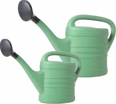 Set van 2x stuks kunststof tuin gieters - 5 en 10 liter - groen - Met sproeikop - kunststof