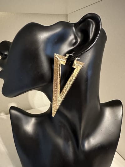 Goudkleurige driehoekoorbellen | | Make up | Parfum | Moederdag | Verjaardagscadeau| Cadeautje| Valentijnsdag| Kado | sieraden | vaderdag | oorbellen | oorsieraden