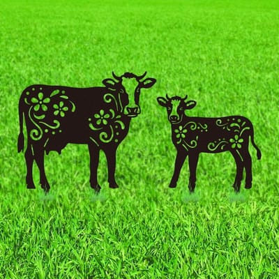 Grappige metalen koe beeldjes voor buiten, decoratieve tuinornamenten en bloemenpalen voor tuin, achtertuin en oprit