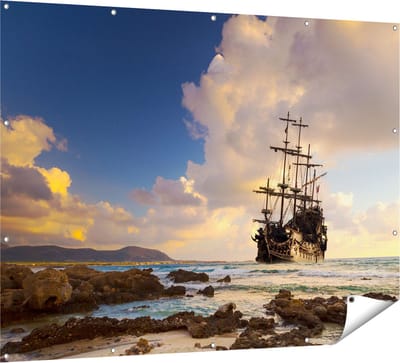 Gards Tuinposter Piratenschip aan de Kust bij Zonsondergang - 160x120 cm - Tuindoek - Tuindecoratie - Wanddecoratie buiten - Tuinschilderij