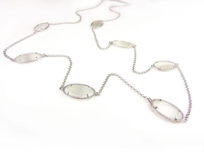 Zilveren halssnoer halsketting collier Model Oval met witte stenen