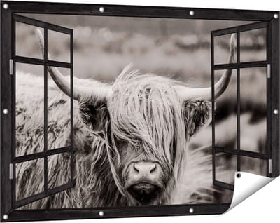Gards Tuinposter Doorkijk Schotse Hooglander Koe - Zwart Wit - 120x80 cm - Tuindoek - Tuindecoratie - Wanddecoratie buiten - Tuinschilderij