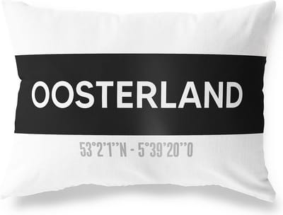 Tuinkussen OOSTERLAND - ZEELAND met coördinaten - Buitenkussen - Bootkussen - Weerbestendig - Jouw Plaats - Studio216 - Modern - Zwart-Wit - 50x30cm