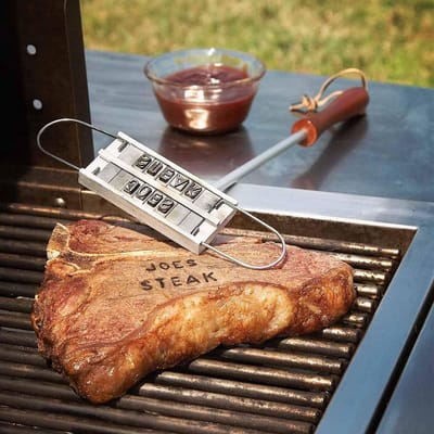 MikaMax BBQ Branding Iron - Personaliseer Vlees met 55 Letters, 2 Regels en lange hendel