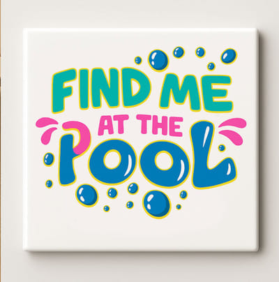 Grappig Tegeltje “Find Me at the Pool” – Vrolijk Blauw-Roze Keramisch Wandtegel 15x15cm – Zomers Zwembad Decoratie Cadeau Idee