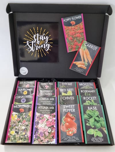 Zaden Pakket met Mystery Card 'Stay Strong' met jouw eigen persoonlijke videoboodschap. Pakket met 18 verschillende bloemen-, kruiden- en groentenzaden in 1 box door de brievenbus. | Verjaardag | Vaderdag | Moederdag