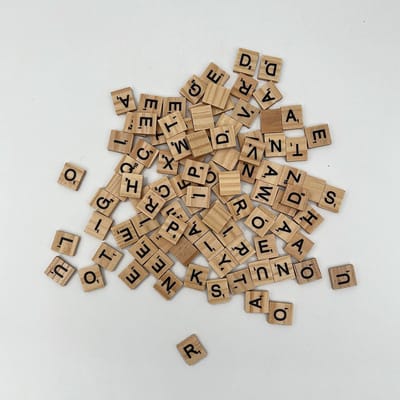 Winkrs - Decoratieve houten letters Zwart - 100 stuks - 1,9 x 1,6cm - Alfabet decoratie blokjes