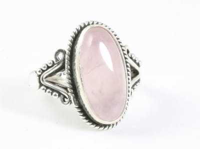 Bewerkte zilveren ring met rozenkwarts - maat 16.5