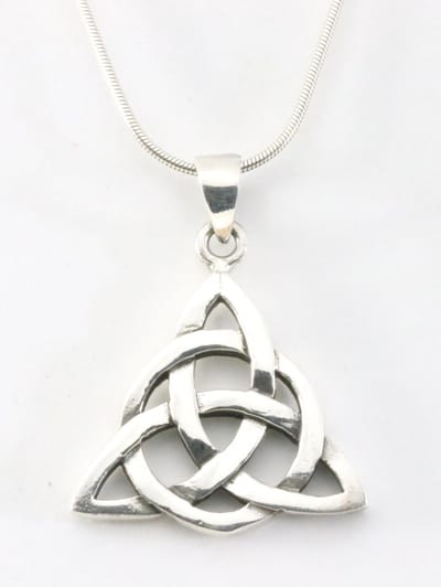 Zilveren triquetra hanger aan ketting