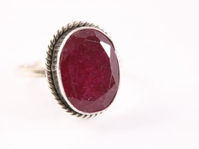 Bewerkte zilveren ring met robijn - maat 16