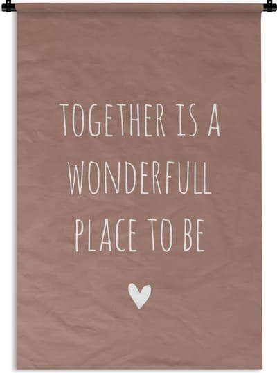 Wandkleed - Wanddoek - Engelse quote "Together is a wonderful place to be" met een hartje op een bruine achtergrond - 60x90 cm - Wandtapijt