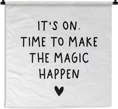 Wandkleed - Wanddoek - Engelse quote "It's on. Time to make the magic happen" tegen een witte achtergrond - 90x90 cm - Wandtapijt