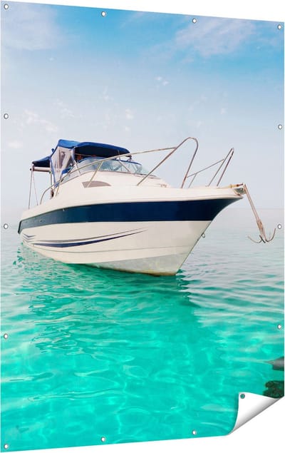 Gards Tuinposter Motorboot aan het Strand met Blauw Water - 120x160 cm - Tuindoek - Tuindecoratie - Wanddecoratie buiten - Tuinschilderij