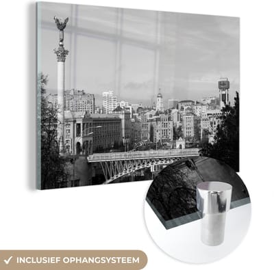 MuchoWow® Glasschilderij 150x100 cm - Schilderij acrylglas - Het monument voor onafhankelijk van Kiev in Oekraïne - zwart wit - Foto op glas - Schilderijen