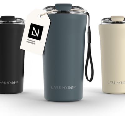 LARS NYSØM Rørelse Thermo Coffee Mug-to-go 500ml - BPA-vrij met Isolatie - Met Draagriem & Tritan Deksel (Stone Blue)