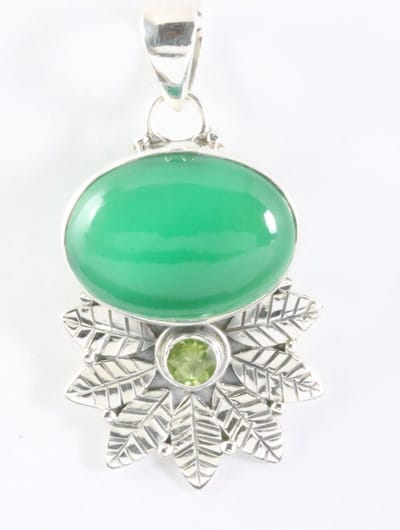 Bewerkte zilveren hanger met groene onyx en peridoot