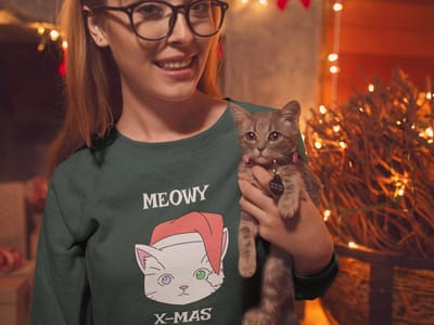 Shirt - Meowie xmas - Wurban Wear | Grappige sweater | Leuk cadeau | Unisex sweater | Oversized sweater | Foute kerst trui | Foute kerstkleding | Kerst sweater | Kerst diner | Kersttrui dames | Foute kersttruiendag 2024 | Groen