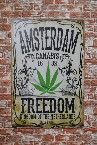 Wandbord - Amsterdam Canabis - Mancave - Tekst bord - Mancave decoratie - Metalen wandbord - Wand Decoratie - Metalen bord - Metalen borden - Decoratie - 20 x 30 cm - Metal sign - Wandborden - Cave & Garden