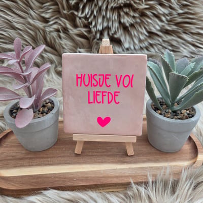 Robuust Wenstegeltje – Huisje vol liefde – Hip trendy tegeltje – 10x10 cm – Leuk Cadeau voor Vriendin, Zus, Juf, Collega of zomaar voor jezelf – Stijlvolle Woondecoratie – Trendy nu