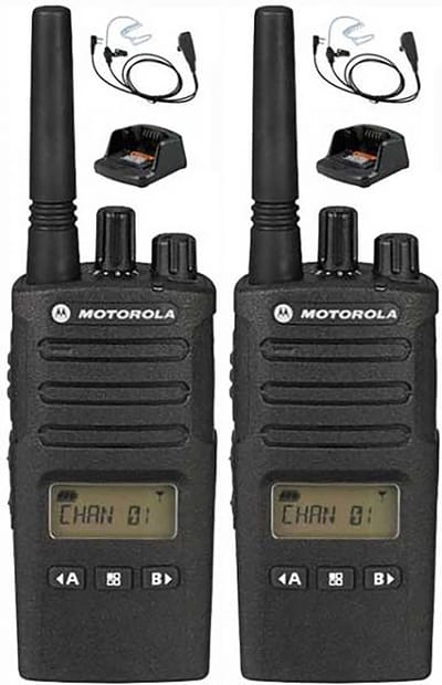 Set van 2 Motorola XT460 IP55 PMR446 met beveiliging oortje M1 en tafellader