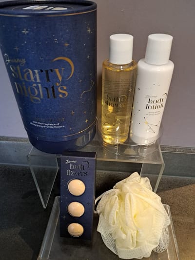 geschenk set - wellness gift set - dreamy starry nights - leuk kado - verjaardag - kerst geschenk - moeder dag - witte bloemen - ylang ylang