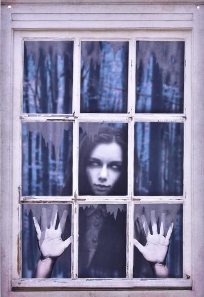 Kunststof Raam decoratie creepy dame achter venster 120 x 80 cm