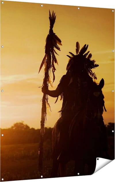 Gards Tuinposter Indiaan met een Speer bij Zonsondergang - 120x160 cm - Tuindoek - Tuindecoratie - Wanddecoratie buiten - Tuinschilderij