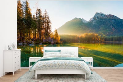 Behang - Fotobehang Meer - Bos - Bergen - Natuur - Zon - Landschap - Breedte 320 cm x hoogte 240 cm