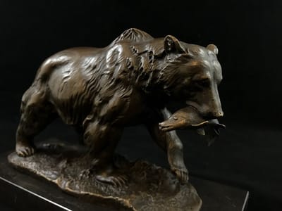 Een bronzen beeld/sculptuur van een grizzly beer