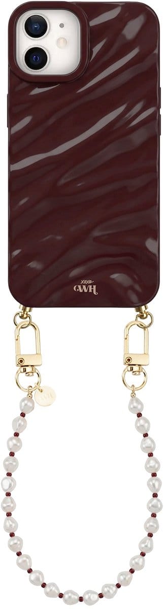 xoxo Wildhearts Burgundy Glaze telefoonhoesje met koord - geschikt voor iPhone 11 - Burgundy Pearl (kort koord) - Dream hoesje met telefoonkoord - Glimmende silicone case met plooien - Parelketting met burgundy & gouden details - Bordeaux rood