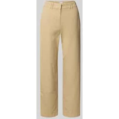 chino met paspelzak achter