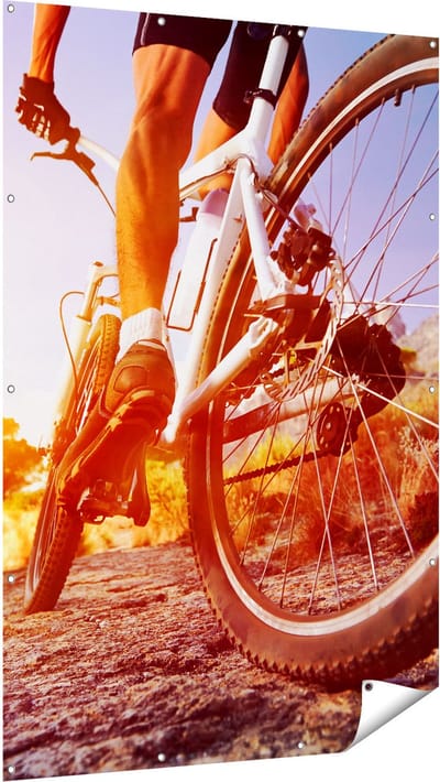 Gards Tuinposter Mountainbike Fietser op Stenen bij Zonsopgang - 120x180 cm - Tuindoek - Tuindecoratie - Wanddecoratie buiten - Tuinschilderij