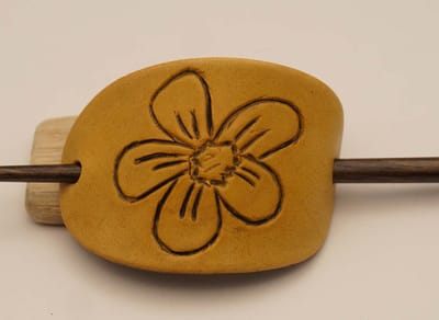 Leren beige haarspeld + stokje hout bloem - lederen haarspeld van een sierlijke bloem - vrouwelijke haarspeld - modern lederen haarspeld - dames haarspeld - sierlijke haarspeld - unieke haarspeld - aparte haarspeld - handgemaakte haarspeld\