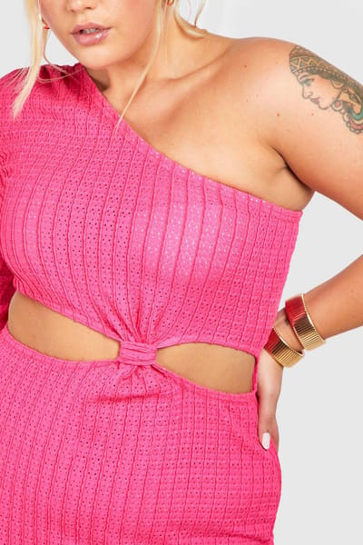 boohoo Dames Plus Textured Cut Out One Shoulder Maxi Jurk | Felroze | Maat: 50