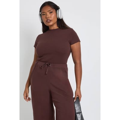 boohoo Dames Plus Basic Geribbelde Korte Mouw Getailleerde Top | Chocoladebruin | Maat: 44