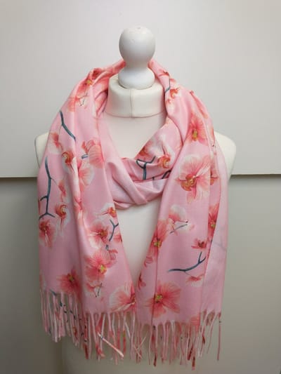 Lange warme dames sjaal Miya gebloemd motief orchidee roze wit groen zwart geel abrikoos bruin
