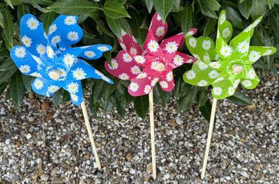 Set van 3 windmolens - kunststof+houten steker "bloem motief"- meerkleurig - blauw/roze/groen - dia 17 cm x hoogte 48 cm - Tuinaccessoires - tuinstekers