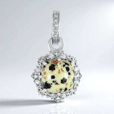 Cavill - Zilveren hanger - 925 Sterling zilver - Dalmatiër jaspis 7,61 ct - 22 witte topazen totaal 0,593 ct - Elegante antieke kussen cabochon hanger
