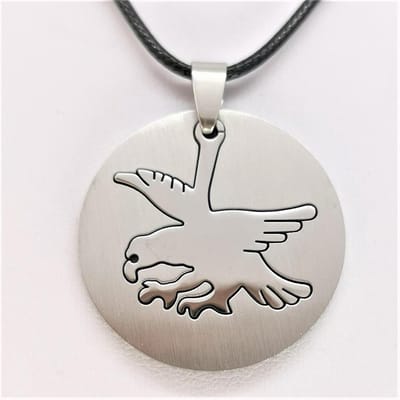 Stoer adelaar edelstaal hanger,rond hanger die je uit kan nemen met zwart koord ketting.