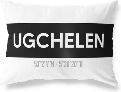Tuinkussen UGCHELEN - GELDERLAND met coördinaten - Buitenkussen - Bootkussen - Weerbestendig - Jouw Plaats - Studio216 - Modern - Zwart-Wit - 50x30cm