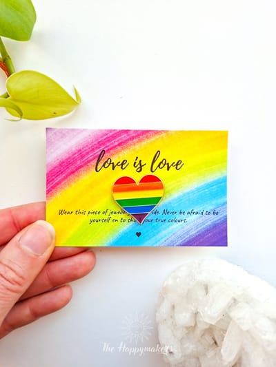 Pin ''regenboog hartje'' love is love aan kaartje in cadeau zakje, gay pride, LGBTQ, gender, statement, uitdeelcadeau, geluksbrenger, cadeautje, broche, kledingspeld, enamel emaille pin