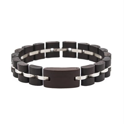 Armband - Donker bruine Sandalwood - 22 cm - RVS tussenschakels zilverkleurig. Het duurzame Sandalwood is niet alleen esthetisch aantrekkelijk, waardoor je jarenlang van dit sieraad kunt genieten.