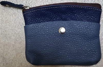 Een eenvoudige sleuteletui van echt leer met sleutelring binnenin de etui. In leuke kleuren. Goed afsluitbaar met een rits. Aan de buitenkant van de etui twee vakjes om wat extra´s op te bergen. Koop deze sleuteletui voor uzelf of Bestel Een Cadeau.